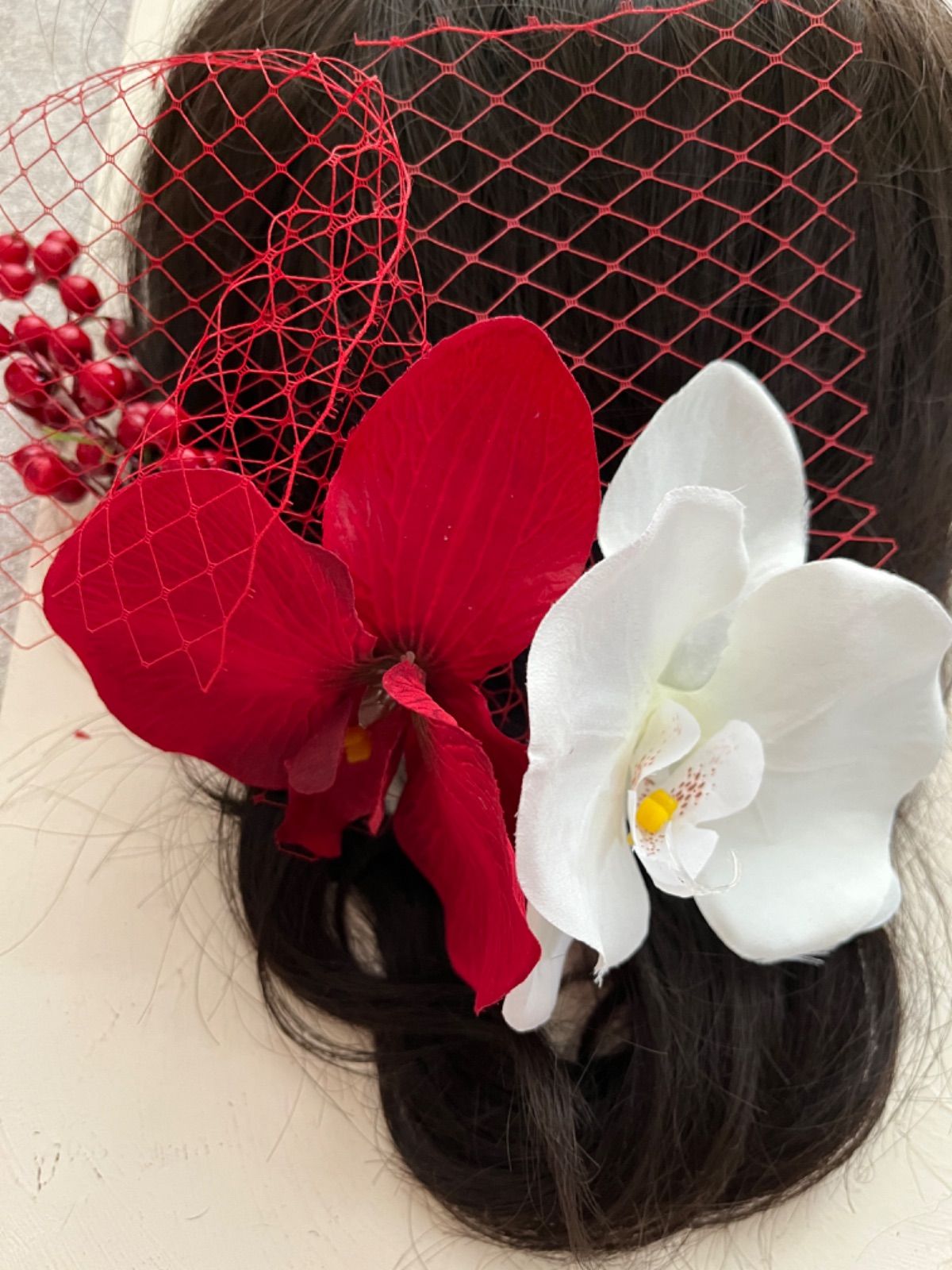 造花　胡蝶蘭　サンキライとチュール　髪飾り　　レッドホワイト