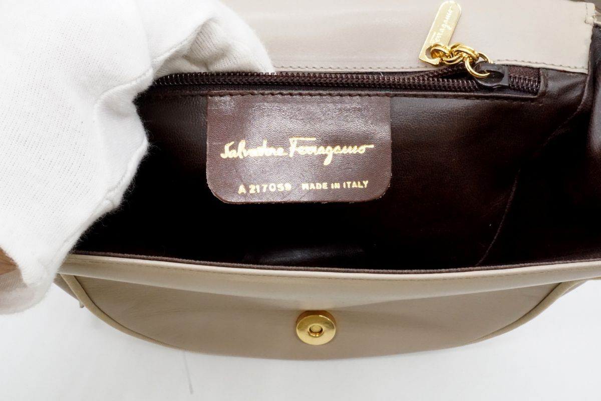 SALE定番人気 Salvatore Ferragamo - フェラガモ ショルダーバッグ