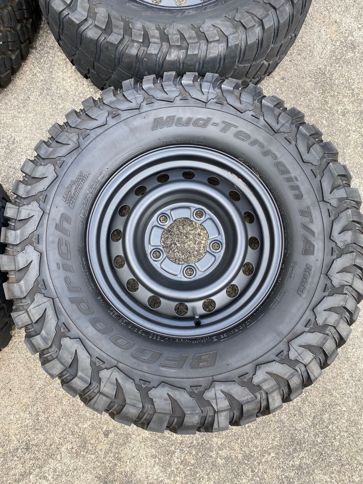 ランクル100純正タイヤ