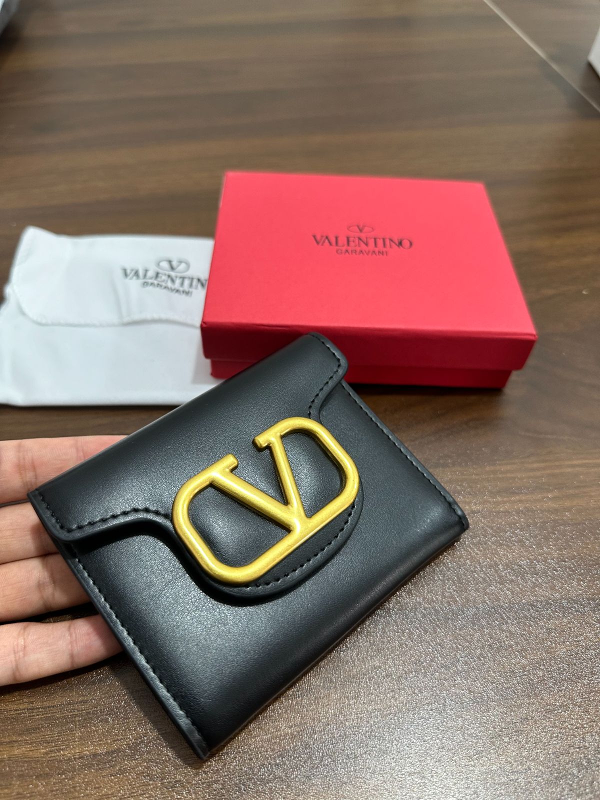 箱付き 新品未使用】 VALENTINO(ヴァレンティノ) ビッグロゴ 財布  