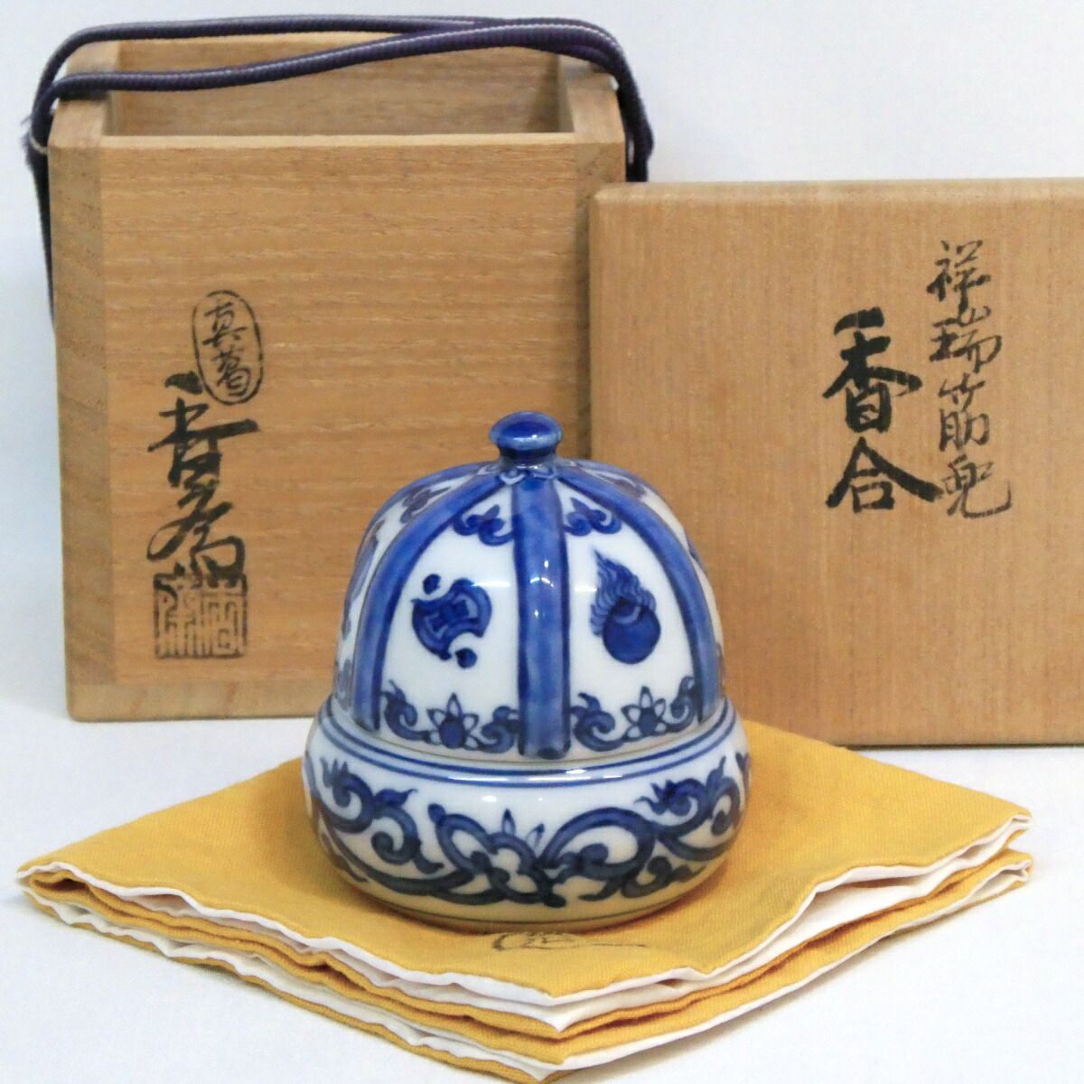 形物香合】眞葛焼 宮川香斎(真葛香斎)作 祥瑞筋兜香合 染付 形物香合】眞葛焼 宮川香斎(真葛香斎)作 祥瑞筋兜香合 染付