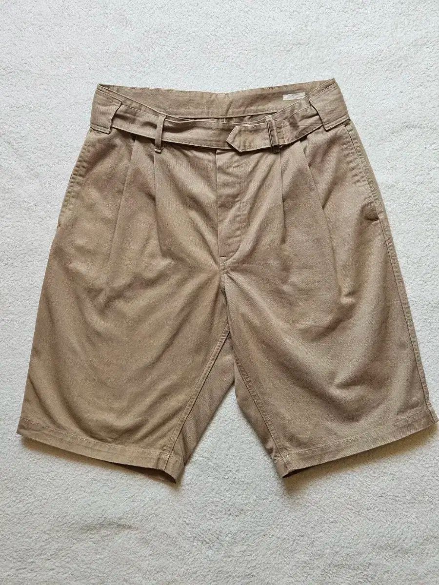 COMOLI コモリ ベルト付き ハーフ チノパンツ