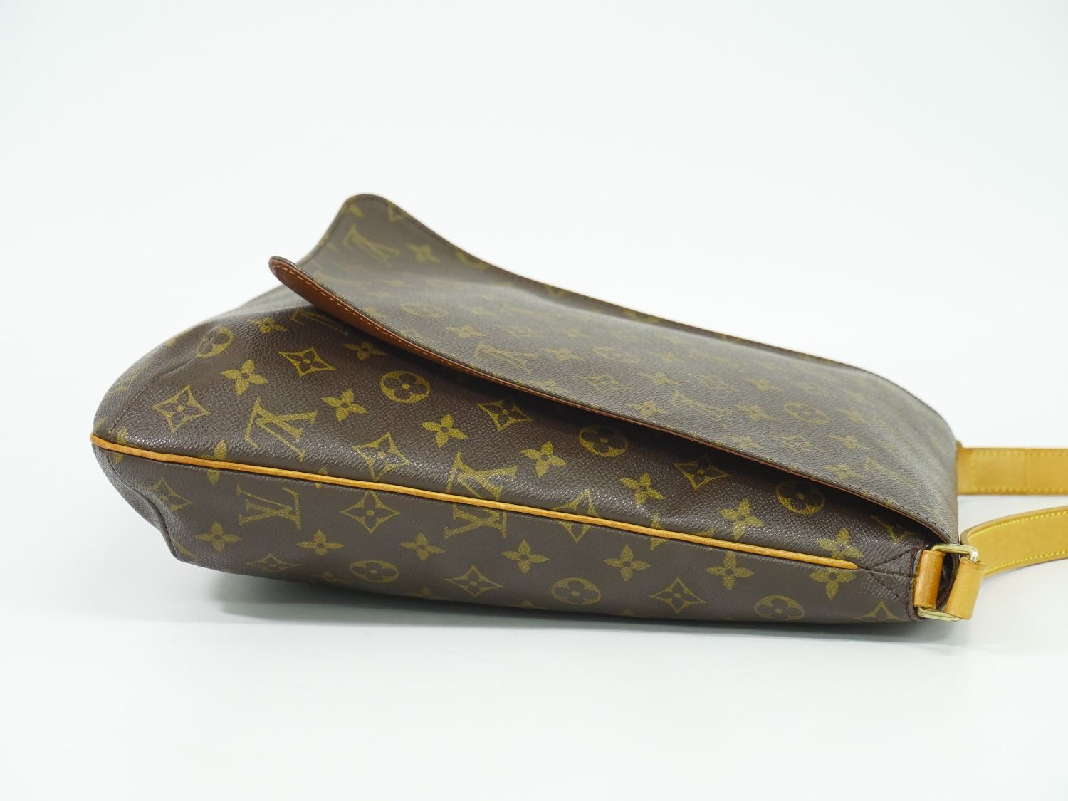 VUITTON LV