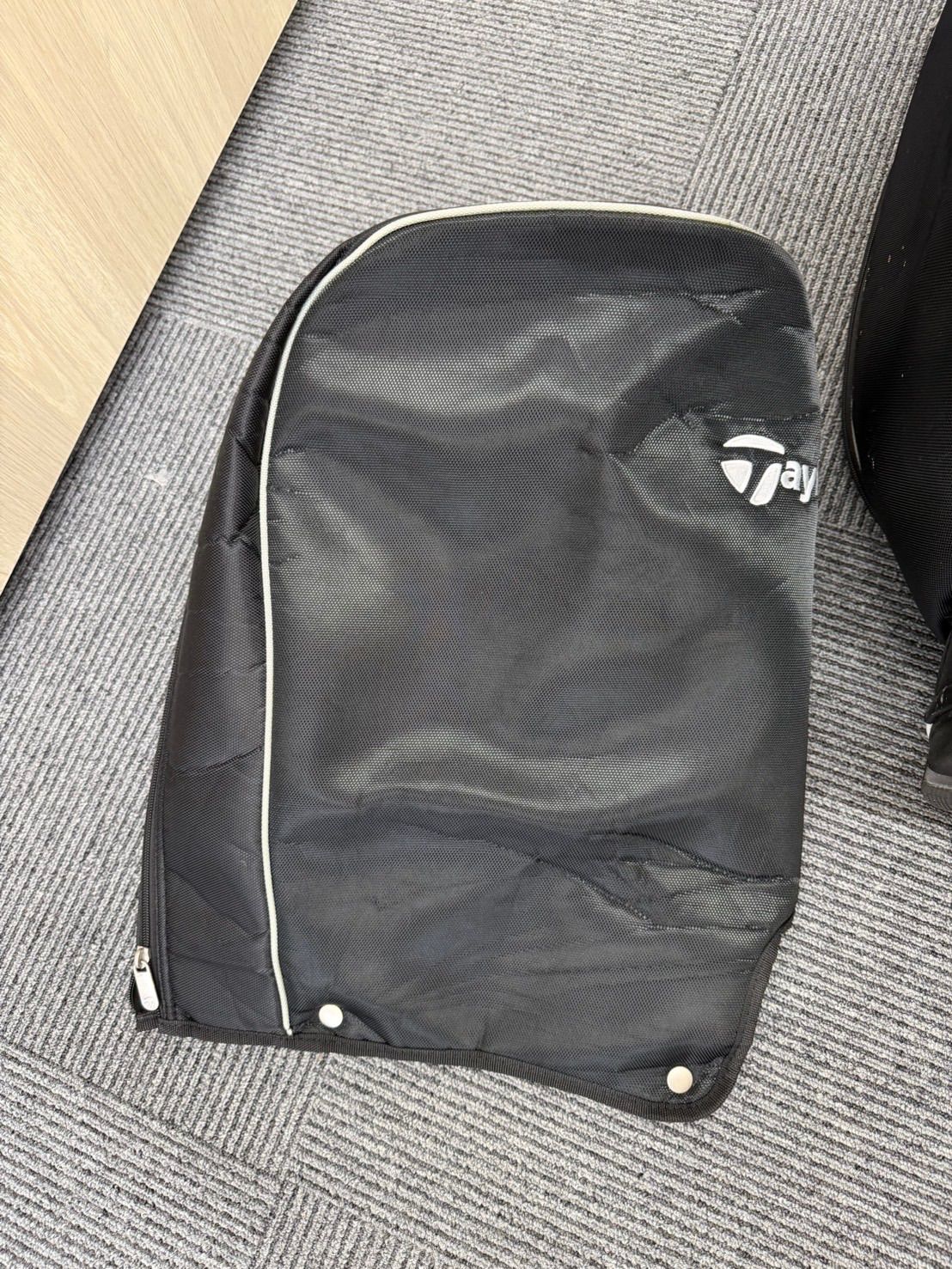 TaylorMade ブラック キャディバッグ フード付き 通販スポーツ - TaylorMade ブラック キャディバッグ フード付き