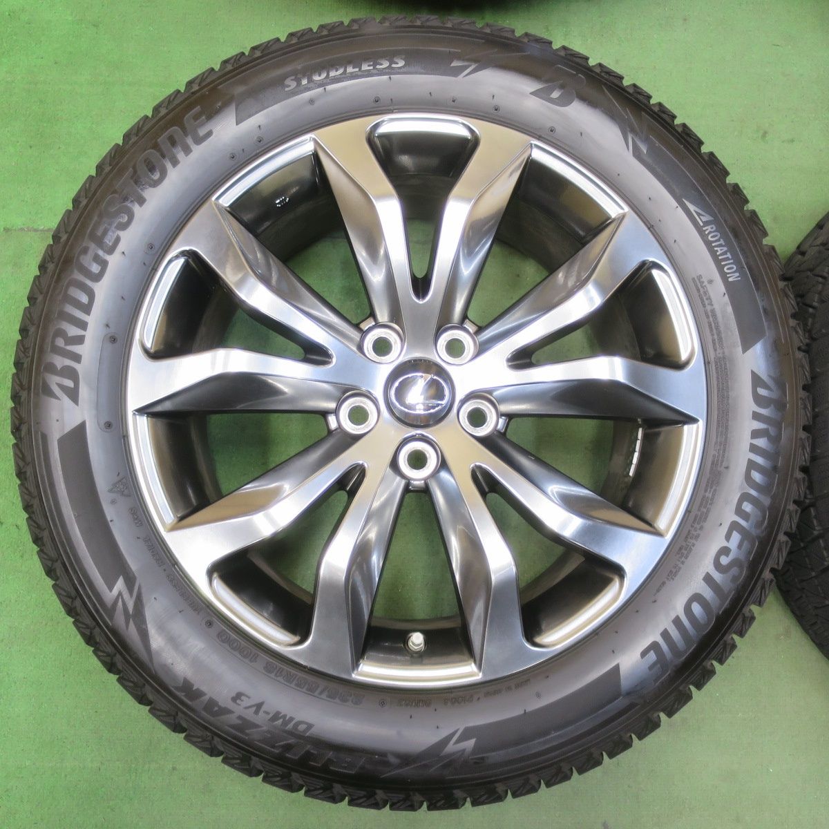 センサー付 バリ溝 23年 キレイ 9分 レクサス NX Fスポーツ 純正 235 55R18 スタッドレス ブリヂストン ブリザック DM-V3 18インチ PCD114.3 5H 5092609イス FFCRYSTALESIA_COM