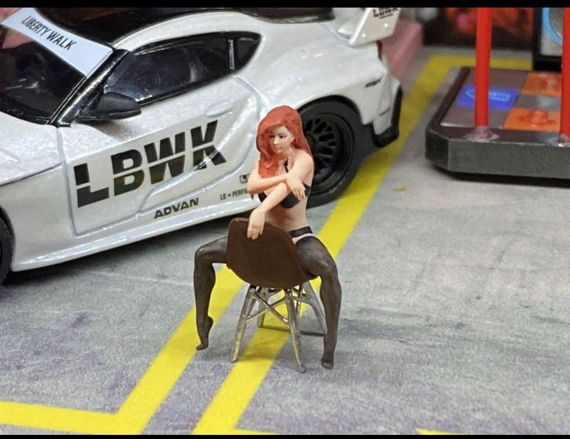 1:64 美女 セクシーモデル 美尻 椅子付き 2点セット 黒 トミカサイズ ジオラマ 日本未発売 ミニカー MATTELHot Wheels 精密塗装  - メルカリ