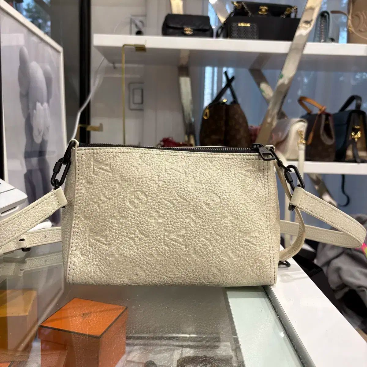 ルイヴィトン トゥーリョン トライアングル メッセンジャー クロスバック