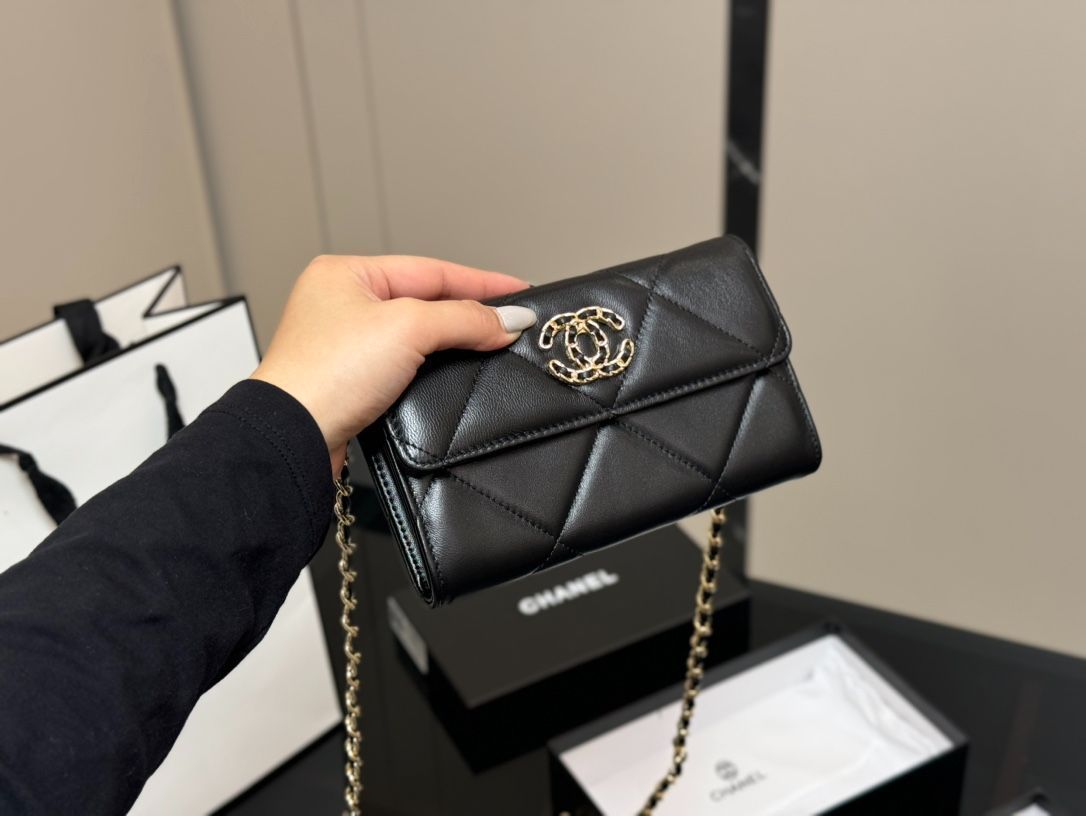 エレガントなデザイン♪【CHANEL】チェーンウォレット 大人エレガントな希少グレー】CHANEL☆チェーンウォレット