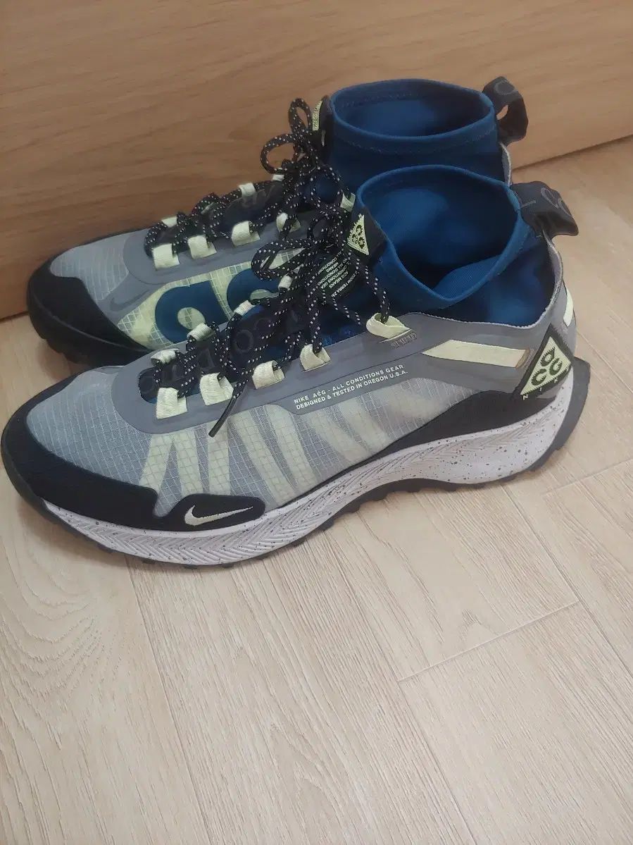 NIKE