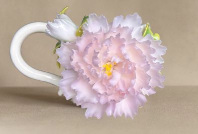 陶磁器マグカップ ピンク牡丹 大輪花モチーフ 立体装飾 ハンドメイド インテリア パープル