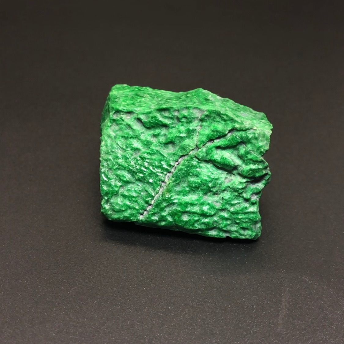 レアミャンマー産 翡翠原石 石全体にグリーンの色合い 355g 本翡翠 ミャンマー産 乾青（干青）翡翠 原石・置物 グリーン 40.75g