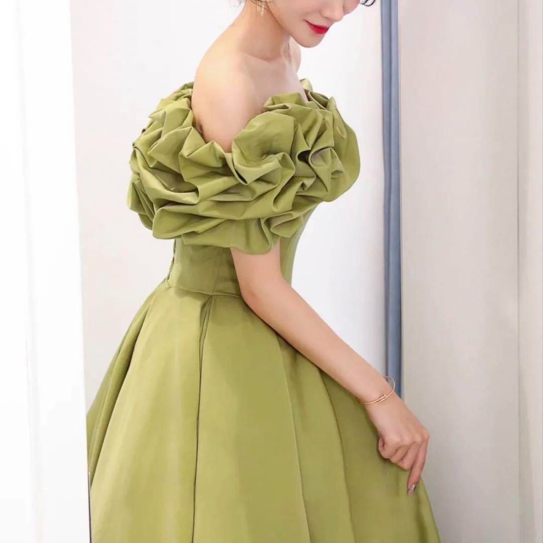 フリルのオフショルが美しい 煌びやかなイブニングドレス♩.• シンプルオシャレなフリルのオフショル イブニングドレス?.? - メルカリ
