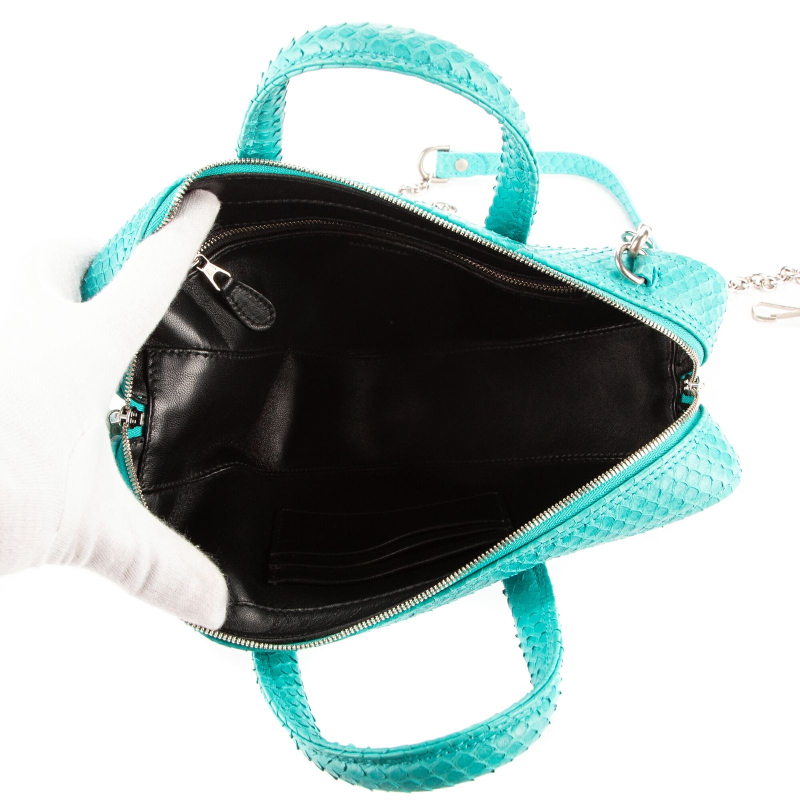 バレンシアガチェーン付きトライアングルポーチ青エンボスレザーA