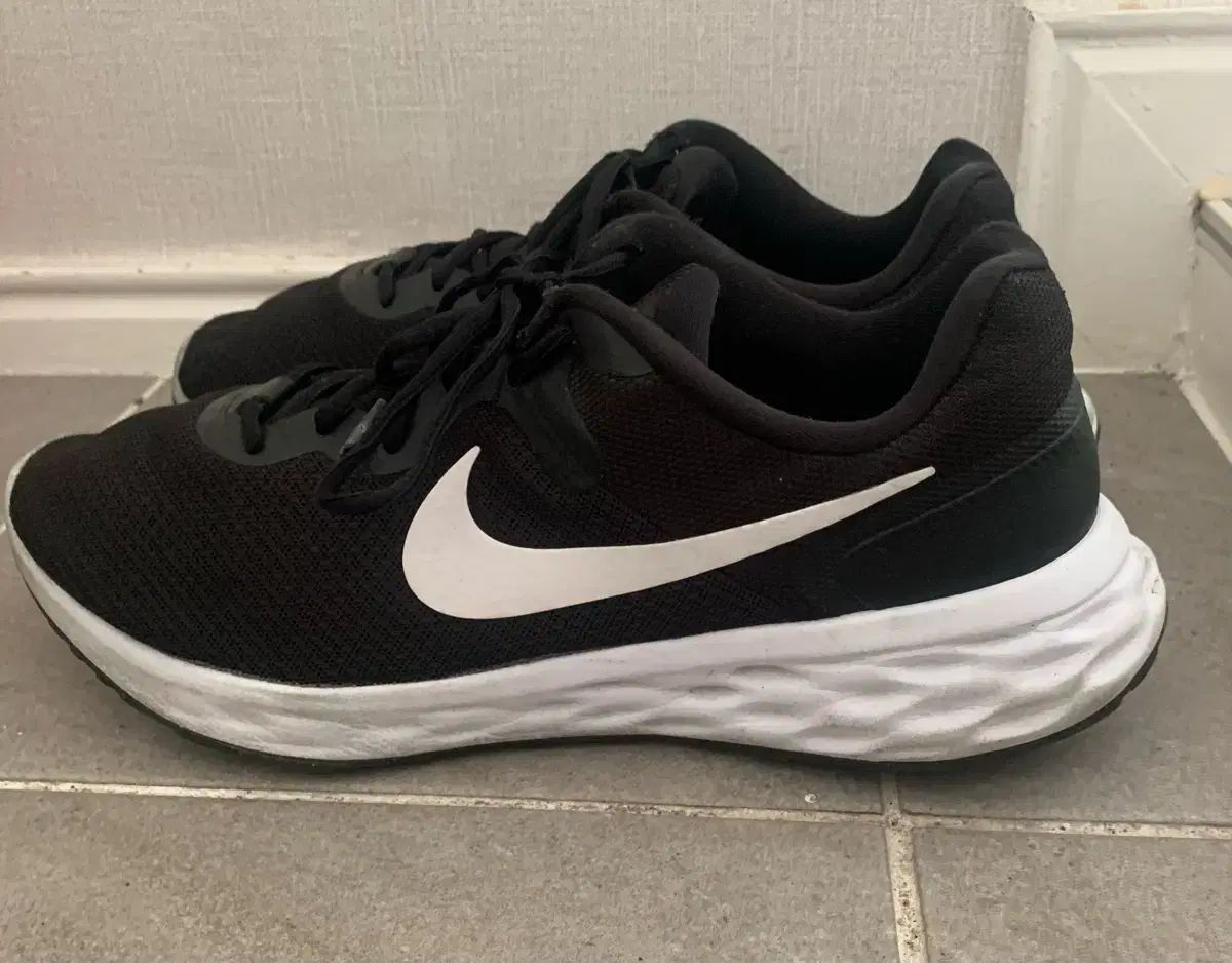 NIKE ナイキ レボリューション スニーカー