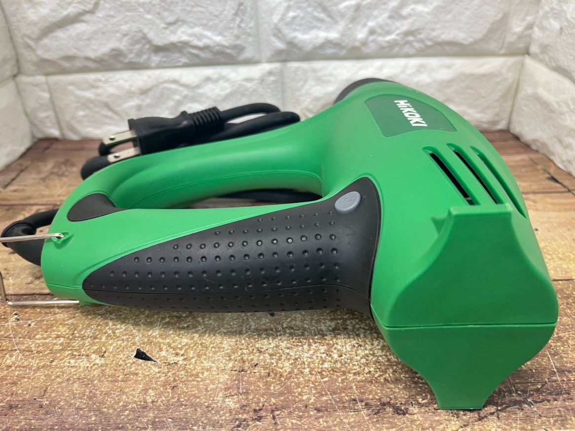 100v