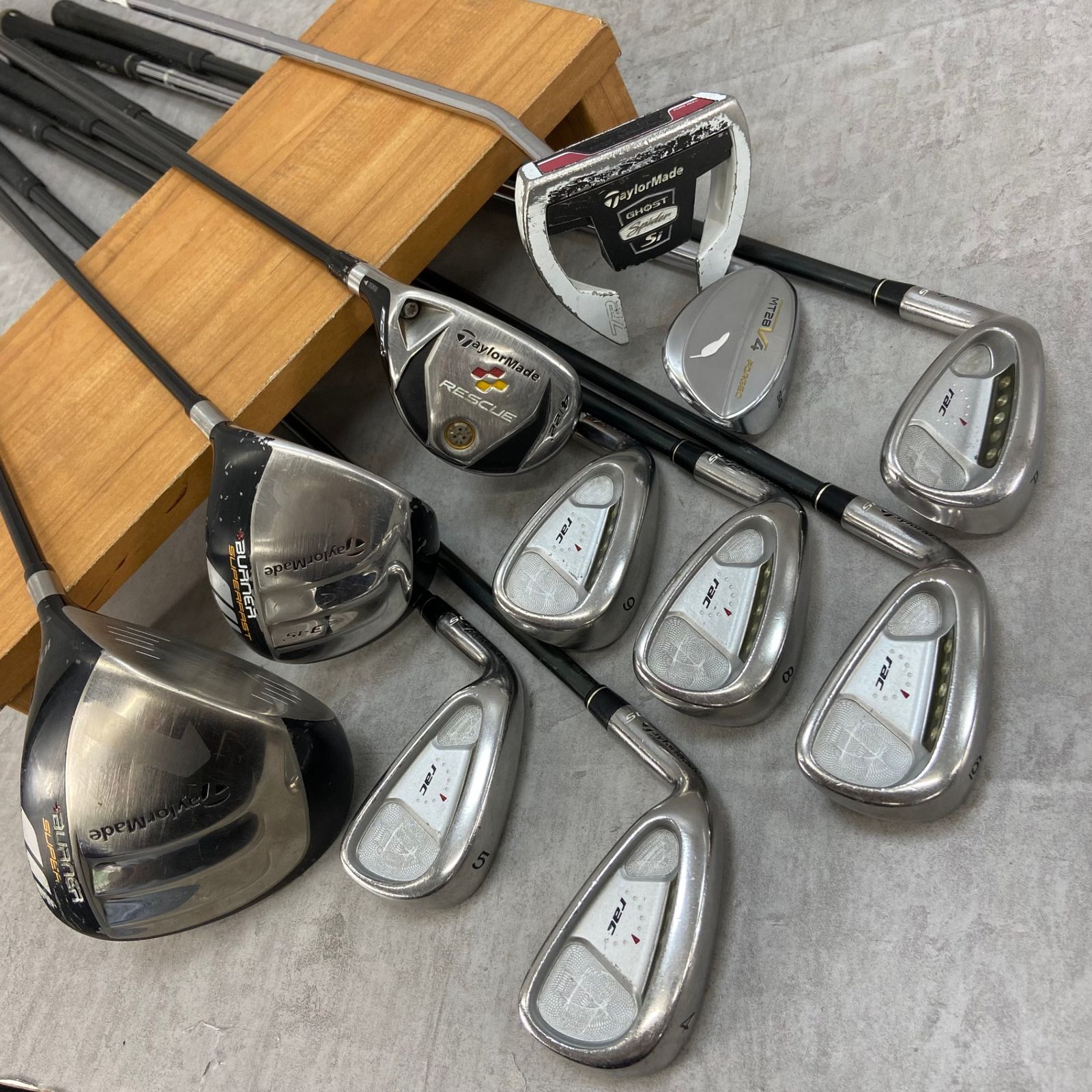 レフティーテーラーメイドメンズゴルフ11本セット左利き用キャディバッグ