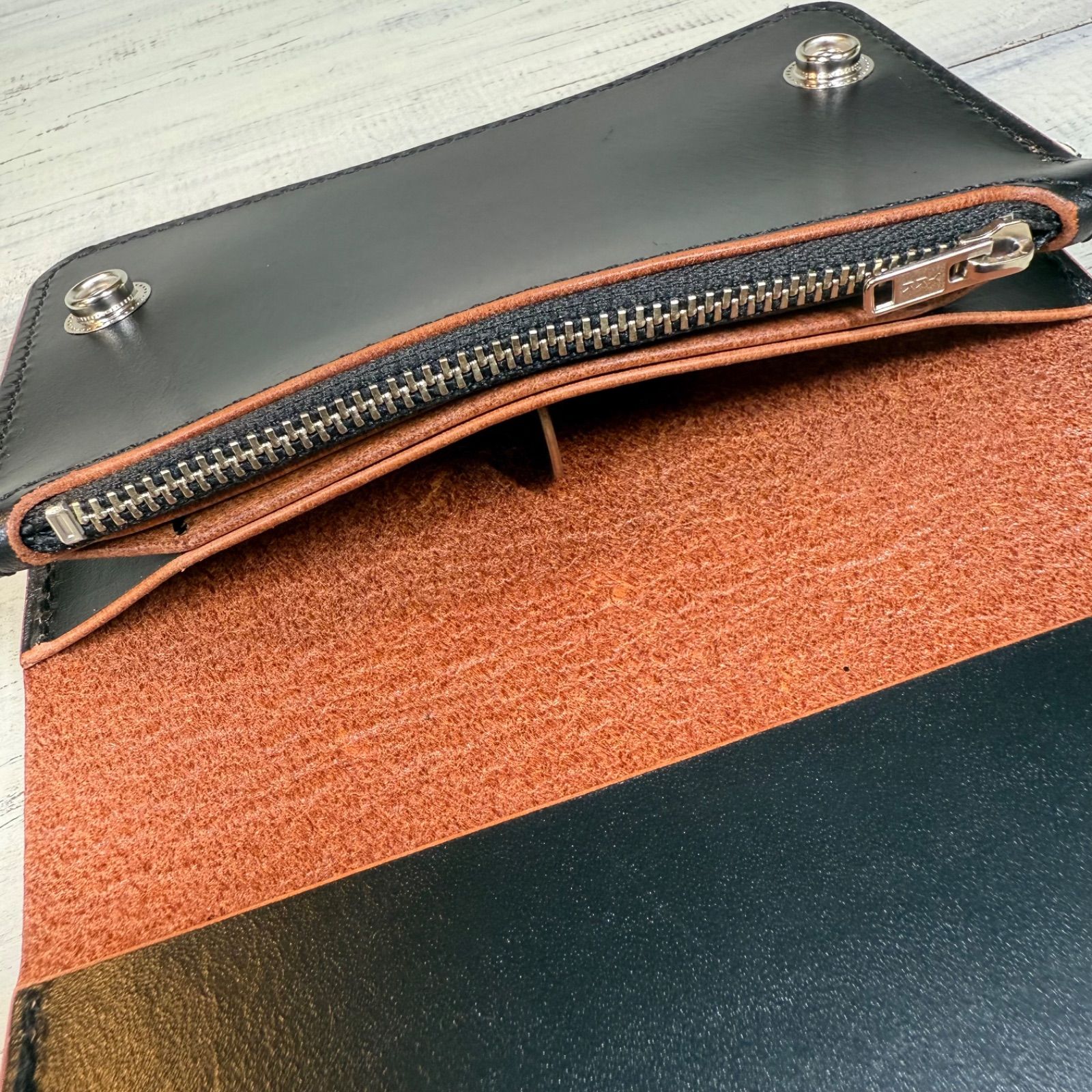 【トラッカーウォレット ミドル】2層 ブラック 茶芯 シルバー YKK 訳あり】【トラッカーウォレット ミドル 2層】 ブラック 茶芯