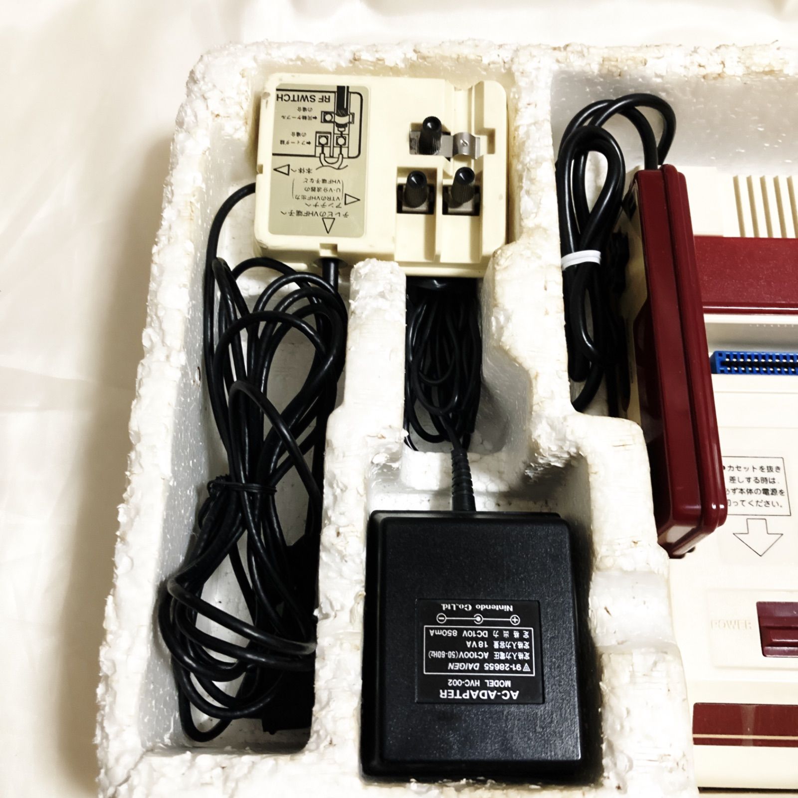 任天堂　初代ファミコン本体＋カセット３つセット　取扱説明書・アダプター付 任天堂 ファミコン FC 本体 すぐ遊べるセット 中古 レトロゲーム