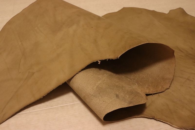 カーキー系 76ds ヌメ革 ベリー 牛革 イタリア レザー スムース加工 はぎれ 一枚革 レザークラフト 革 皮 本革 diy 生地 材料