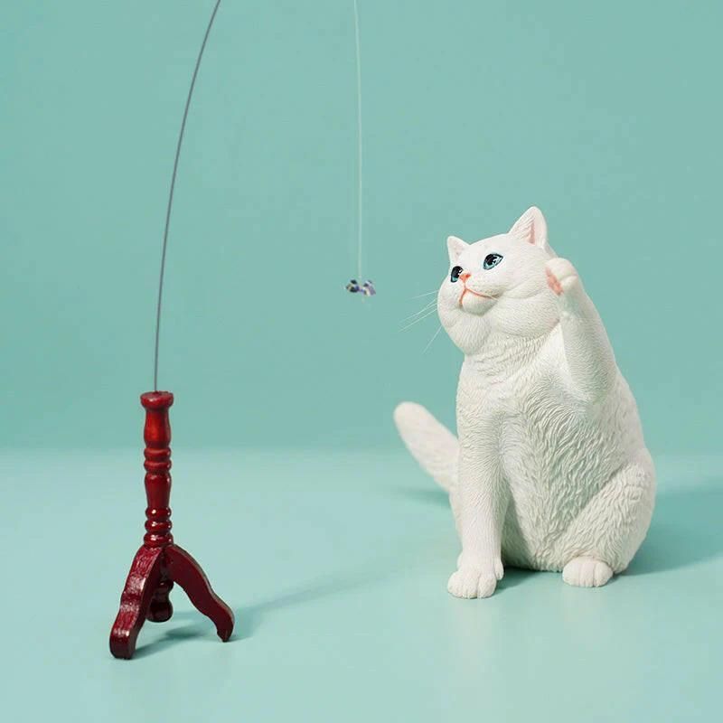1/6サイズ蝶のネコじゃらしと遊ぶ白猫ブリティッシュショートヘアーリアルフィギュア動物彫像置物猫好き輸入品JXK127A