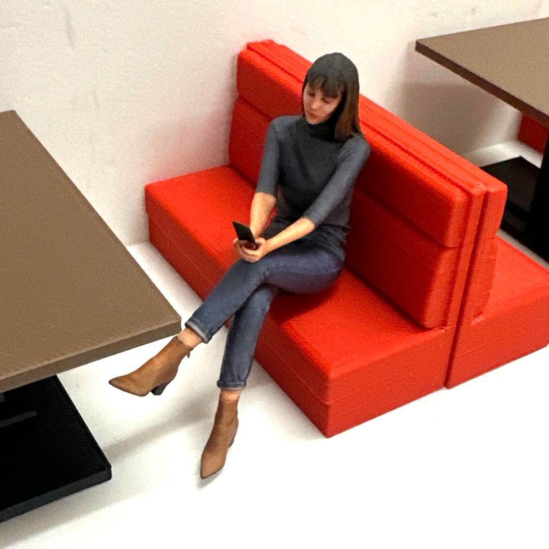 完成品　1/18 フィギュア　ヌミック　スマホ女性　ミニカーに　1/64より大 完成品 1/18 フィギュア ヌミック スマホ女性 ミニカーに リアル