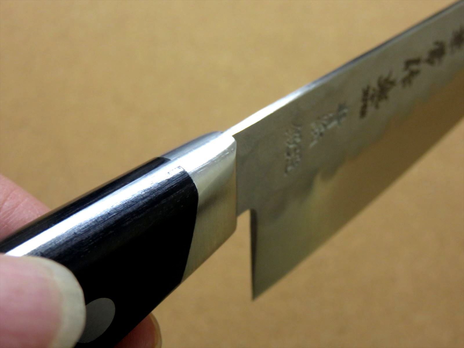 関の刃物 牛刀 200mm 兼常作 鎚目 本割込 炭素鋼 青紙2号 肉切り 包丁 関の刃物 牛刀 20cm (200mm) 名匠 兼常作 鎚目 本割込 青紙