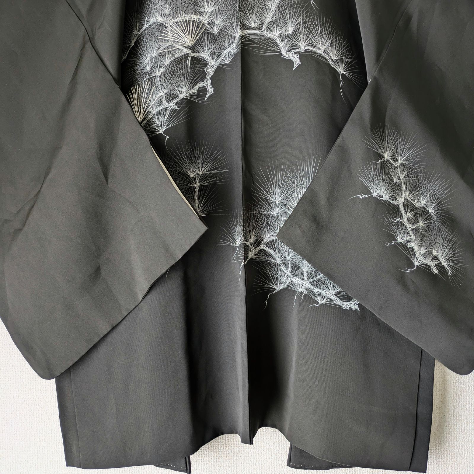 Japanese Vintage Haori Long Chirimen Black White pine Pattern Silk Kimono Gown Old-ⅽloth 長羽織 羽織 正絹 縮緬 黒 白松 刺繍 古布 時代布 大正浪漫 和洋折衷