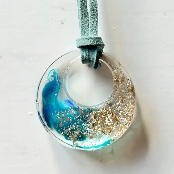 ハンドメイドネックレス レジン ゴールドラメ 花 - メルカリ