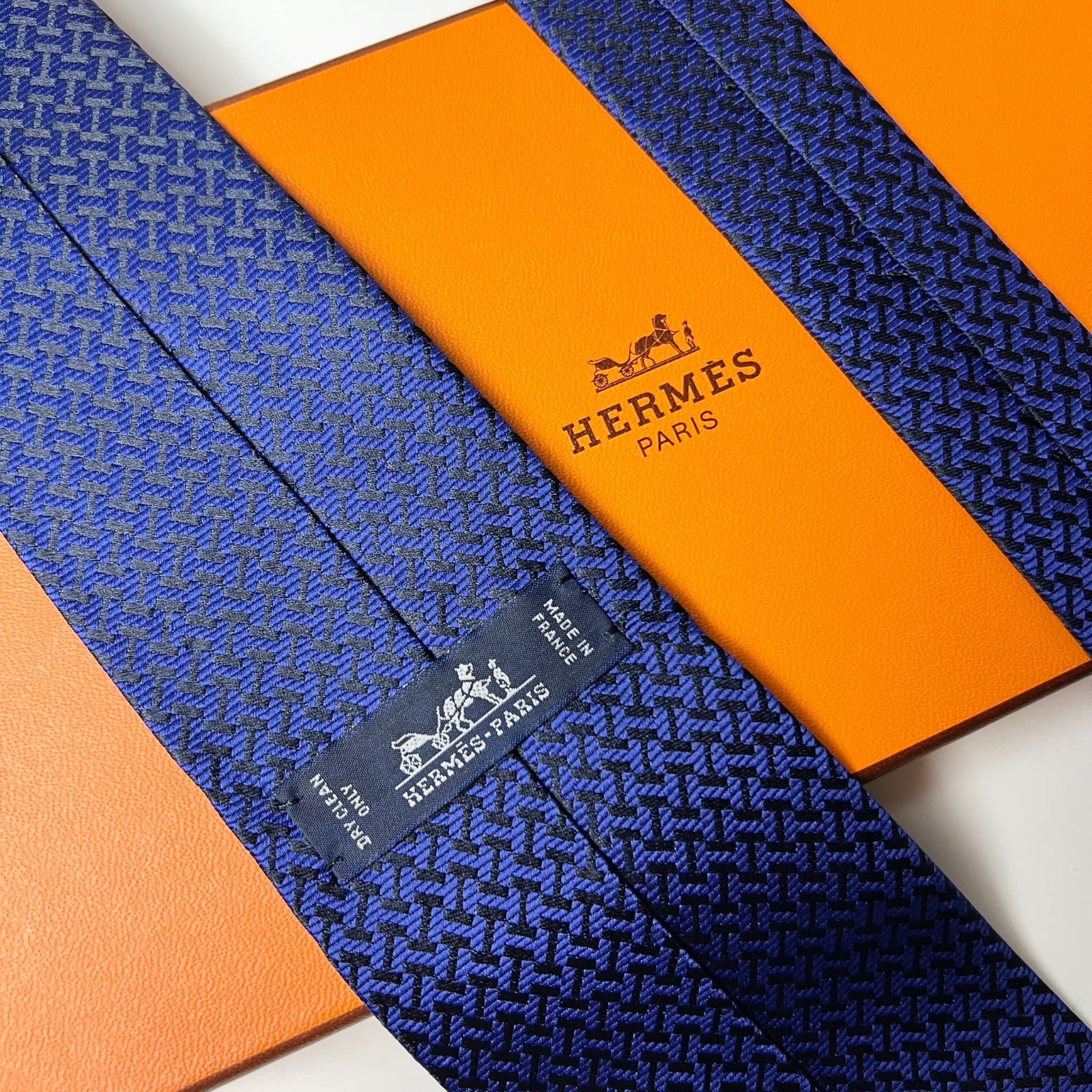 エルメス HERMES ネクタイ シルク ネイビー H織りタイ ファソネH H柄 楽天市場】エルメス HERMES ネクタイ H織りタイ 7cm シルク バイ
