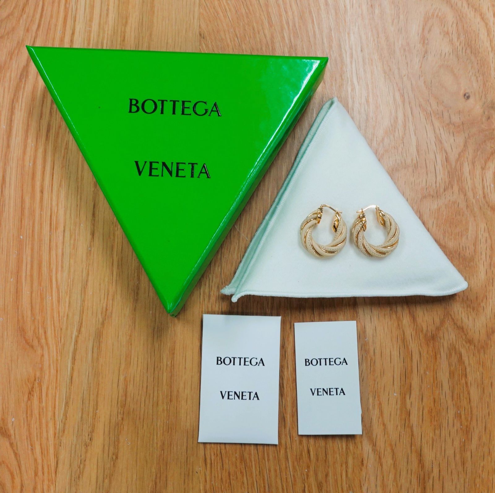 【ヨーロッパ買付・新品・未使用】BOTTEGA VENETA ボッテガ ヴェネタ★ツイスト フープピアス（グリーン・ベージュ２色あり）