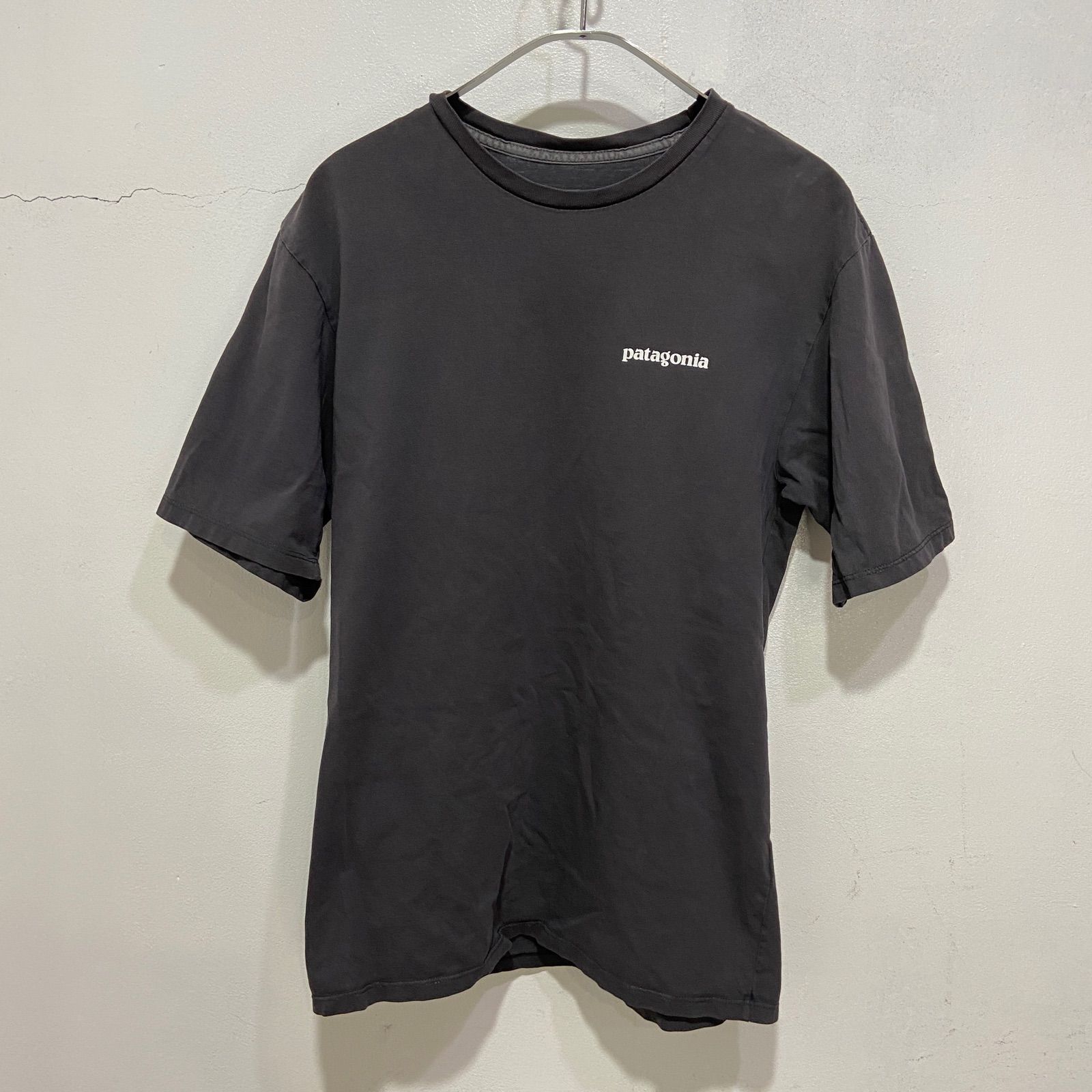 patagoniaパタゴニアプリントTシャツP-6 ミッションバックプリント半袖チャコールグレーXSA2４M
