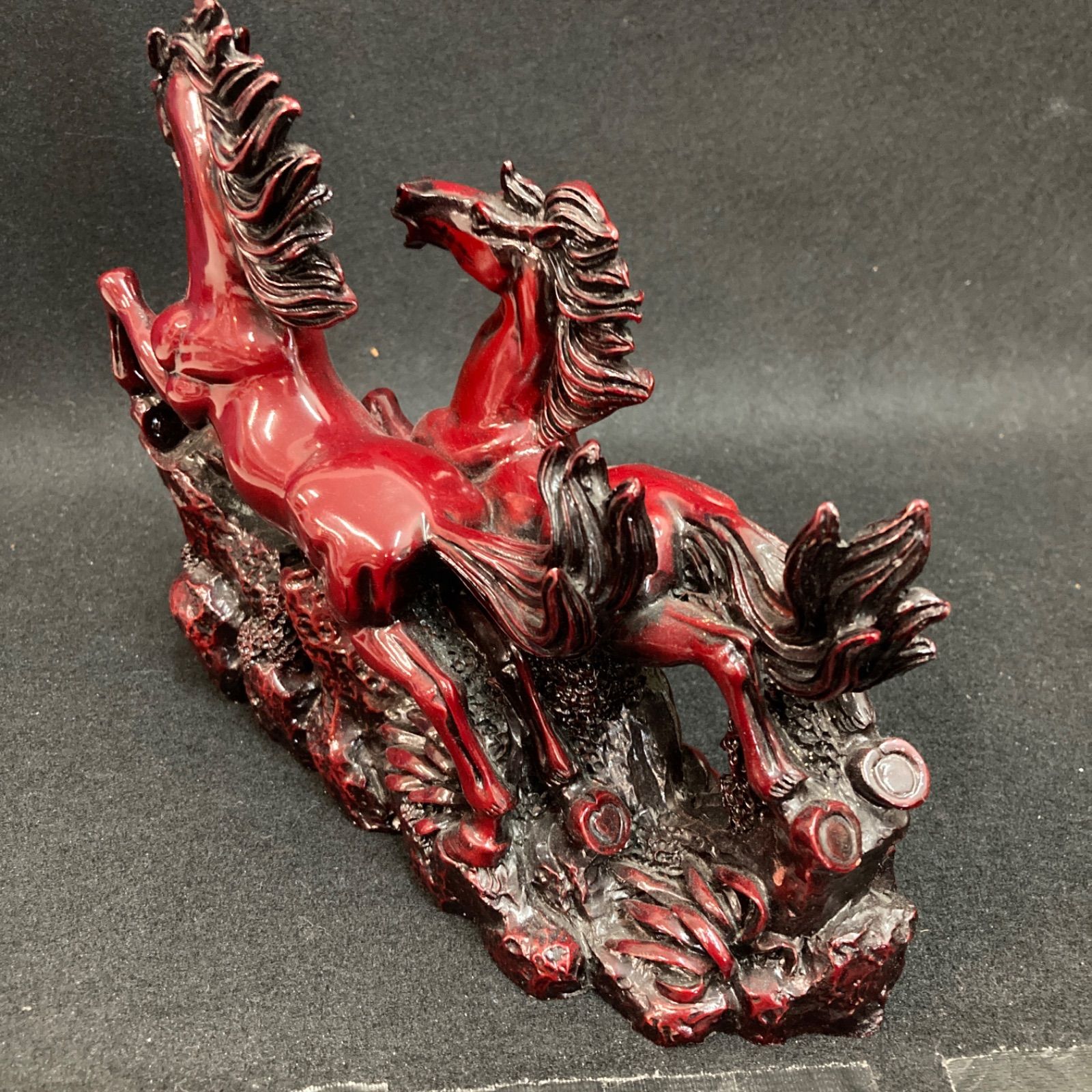 赤い馬の彫刻 木製？ 置物 幅約21cm 高さ約18cm 開運 風水 - メルカリ