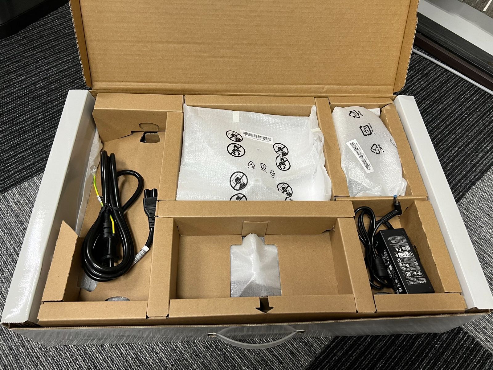 hp M22f 使用時間短め、美品 hp M22f 使用時間短め、美品 - メルカリ