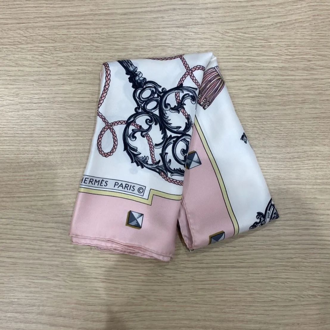 新品未使用　HERMÈS エルメス　LES CLES カレ90 スカーフ エルメス スカーフ カレ90 LES CLES 鍵 SILK100% | 東京銀座の