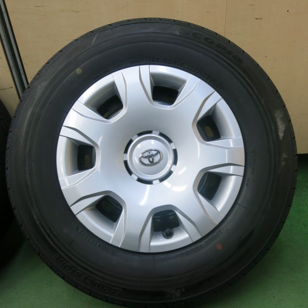 100％本物。 新車外し 21年 トヨタ 200系 ハイエース 純正 スチール 195 80R15 107 105N ブリヂストン エコピア RD613 15インチ PCD139.7 6H 5100404SKノ