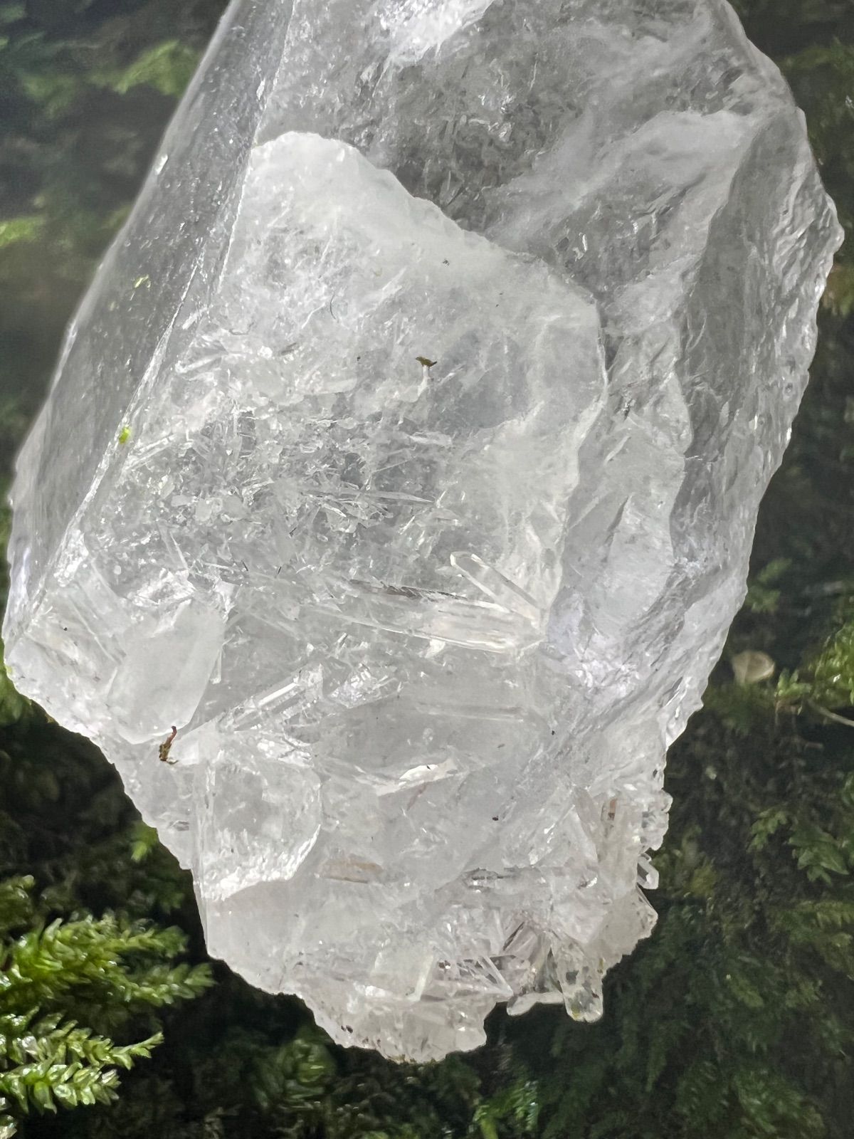 龍脈の精髄 ― 虹入り水晶 純白の守護と浄化の光 売上の一部は保護猫活動に使用 WWW_IBETON_RU