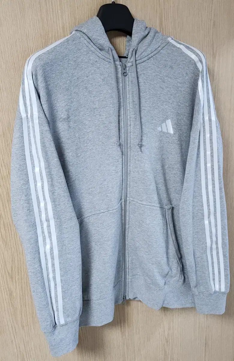 着用画像 アディダス エッセンシャルズ フレンチテリー フーディー ジップアップ ルーズフィット