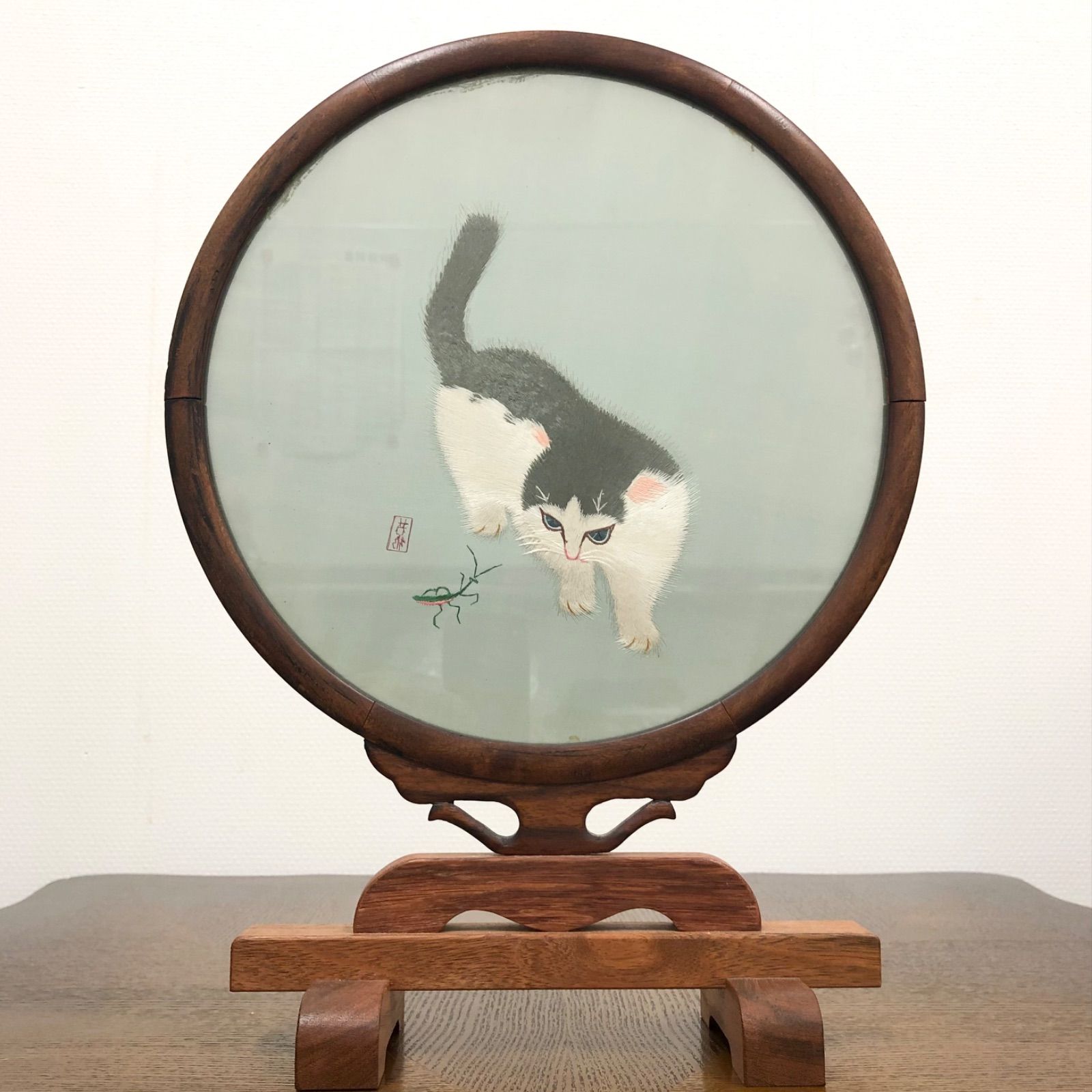 両面異繍（両側から見ることができる刺繍）猫と蟷螂