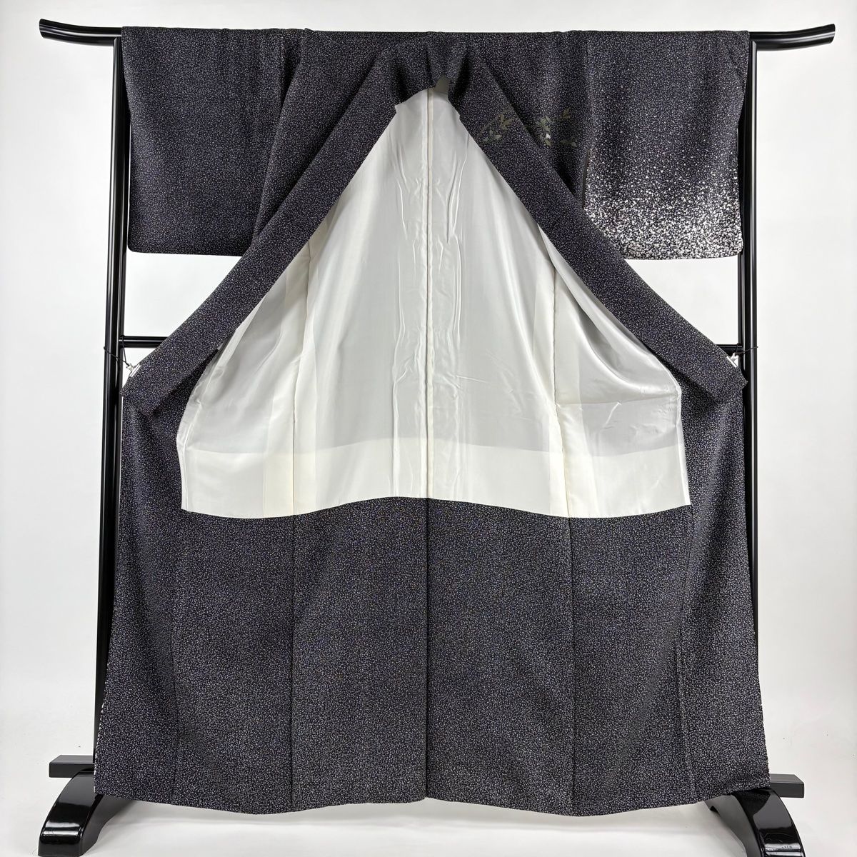 身幅広め　付下げ　袷　正絹　黒　古典模様　部分刺繍　身丈166裄67.5 付下げ 身丈160cm 裄丈64cm M 袷 菊唐草 流水 焦茶色 正絹 美品
