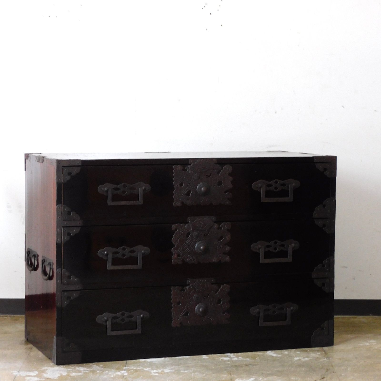 庄内地方 黒漆塗り 鶴亀図金具 時代箪笥 鍵付き HK-a-05649 | 知工箪笥 ローボード TV台 小箪笥 枕箪笥