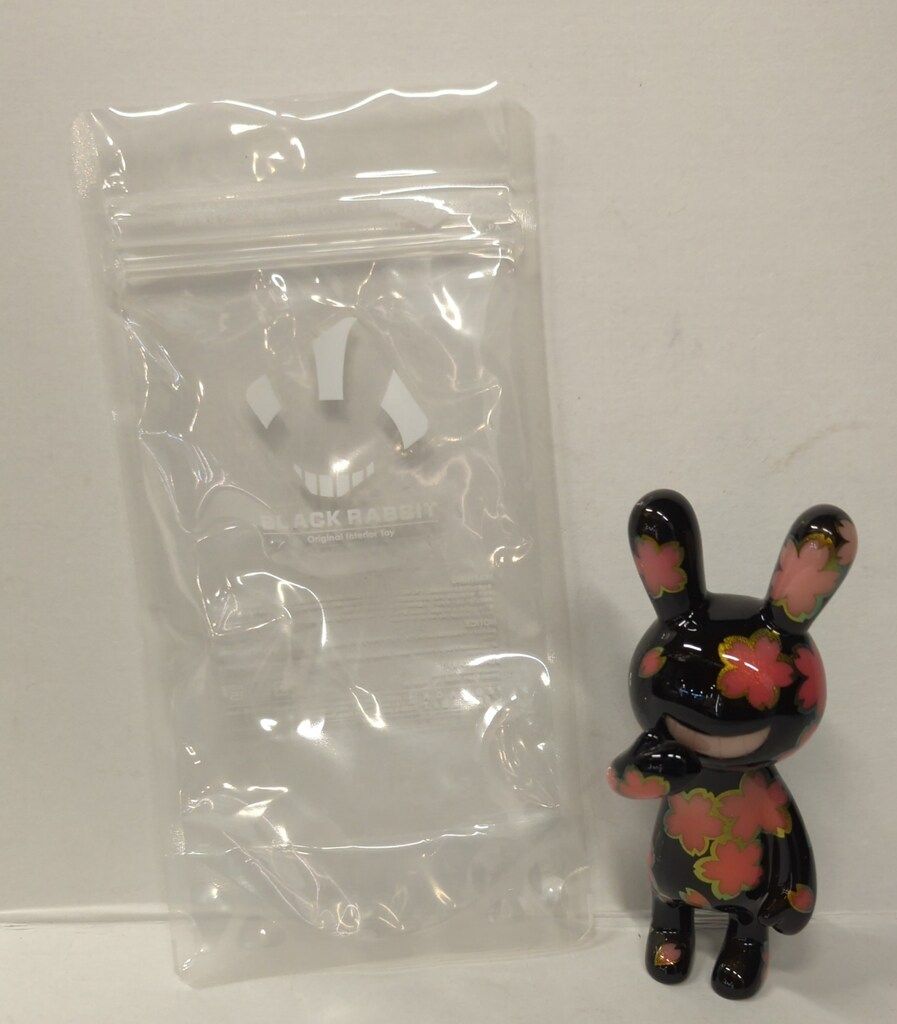 BLACKRABBiT SOFT VINYL FIGURE ブラックラビット 蓄光夜桜バージョン