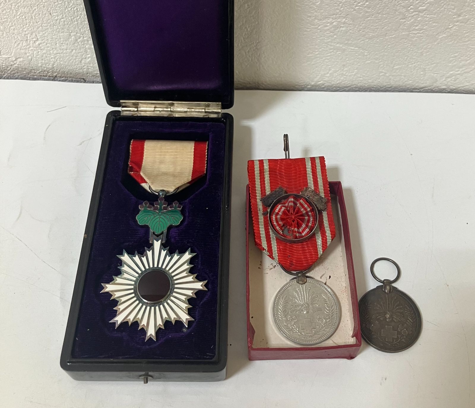 28761 勲章 勲章まとめ 2個セット 男章銀特別社員章 勲六等単光旭日章 長期保管品 品 現状品 き