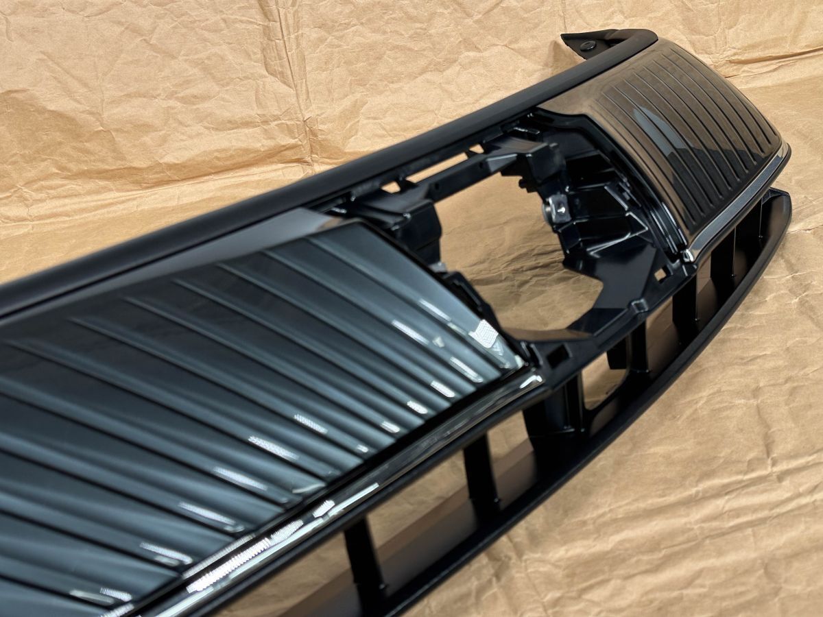 新品/美品 ハリアー ZSU60W ASU60W ZSU65W 後期 純正 フロントグリル