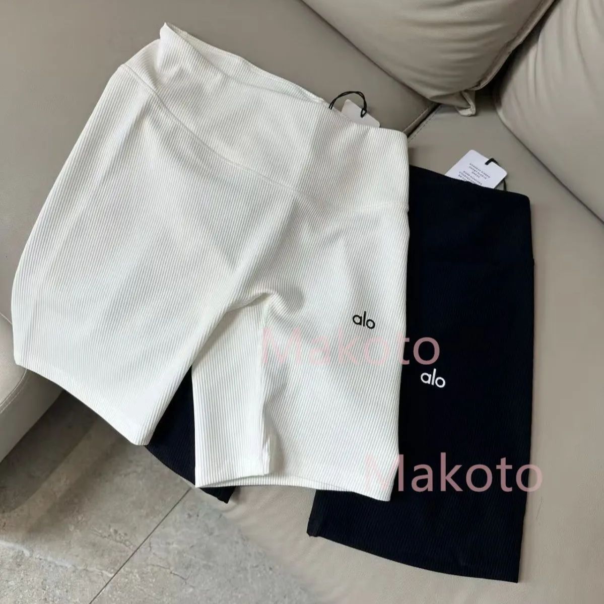Alo Yoga ヨガパンツ Alo Yoga ウェア、パンツ、スポーツウェア、トップス - REVOLVE