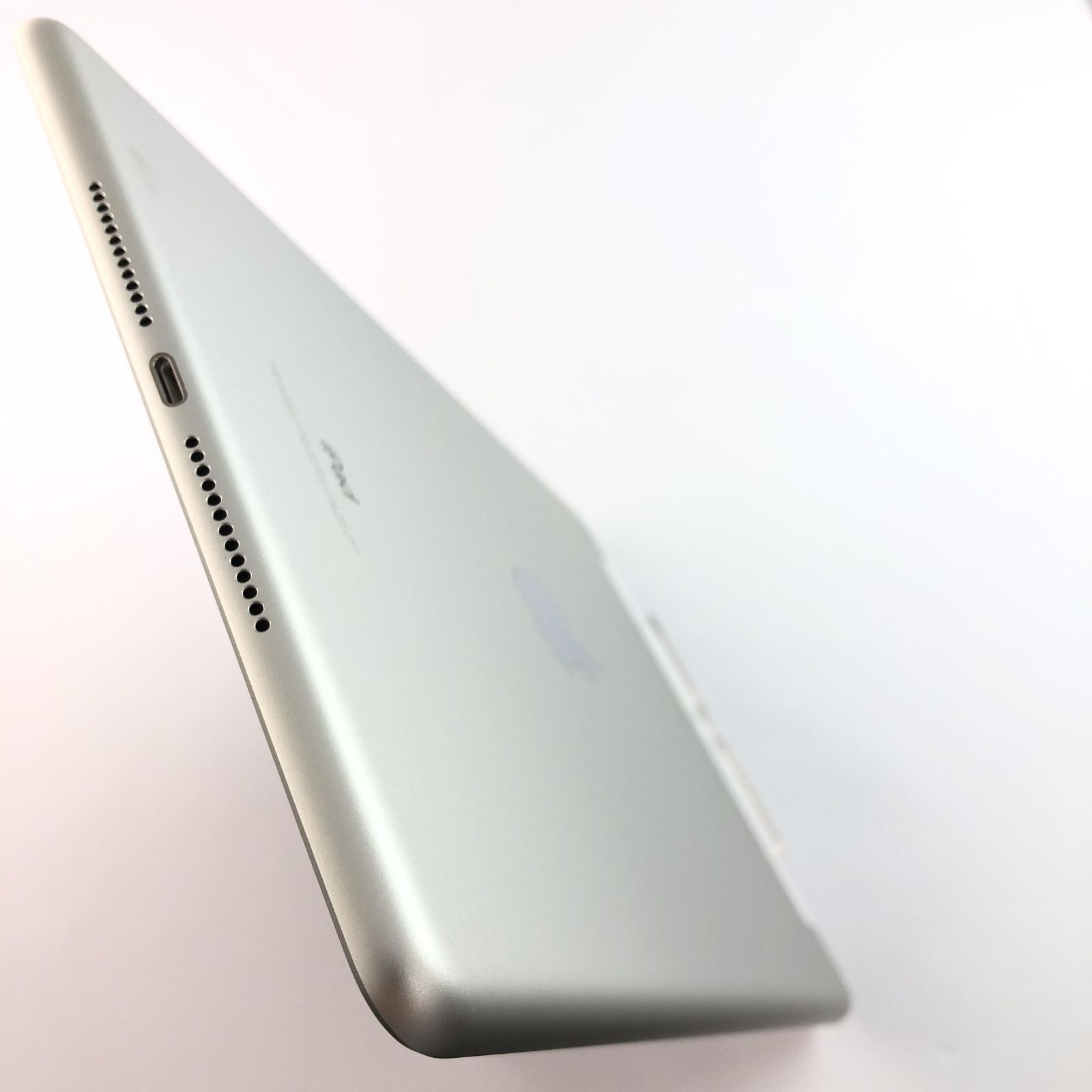 良品】iPad (第5世代) Wi-Fi + Cellular/32GB/355805089856218 Apple