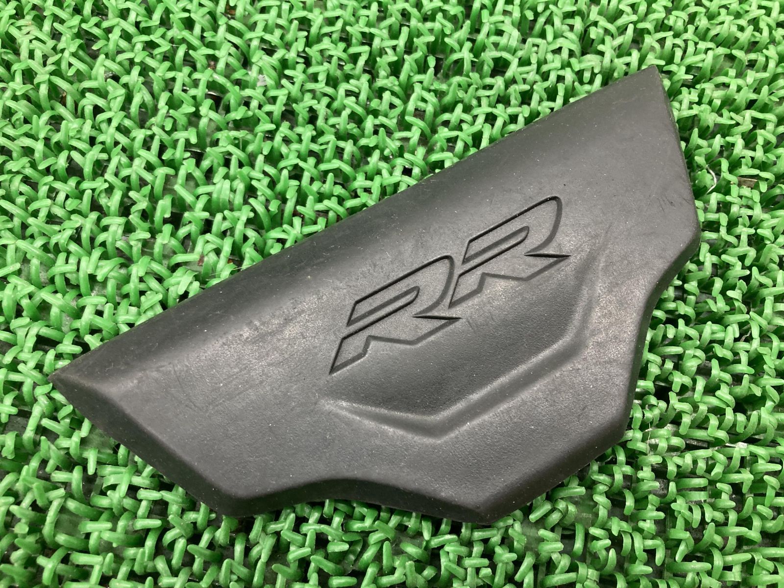 S1000RR シートパッド 5253 8551866  純正 バイク 部品 52538551866 17-20年 コンディション良好 割れ欠け無し 【中古】 72 S1000RR シートパッド 5253 8551866 BMW 純正 中古 バイク 部品