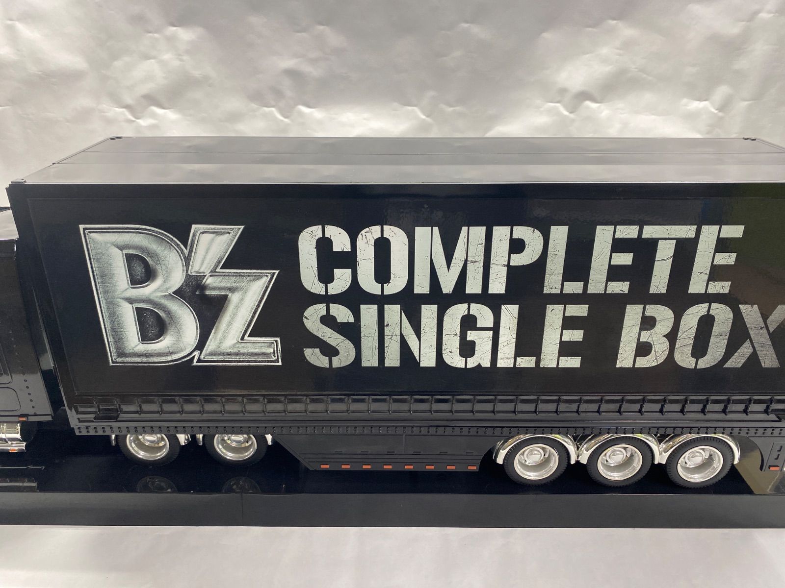B'z COMPLETE SINGLE BOX【Trailer Edition】 - メルカリ