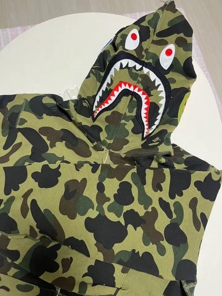 A BATHING APE 迷彩柄 サメフードパーカー WGM刺繍 QMMNMEI] エイプ