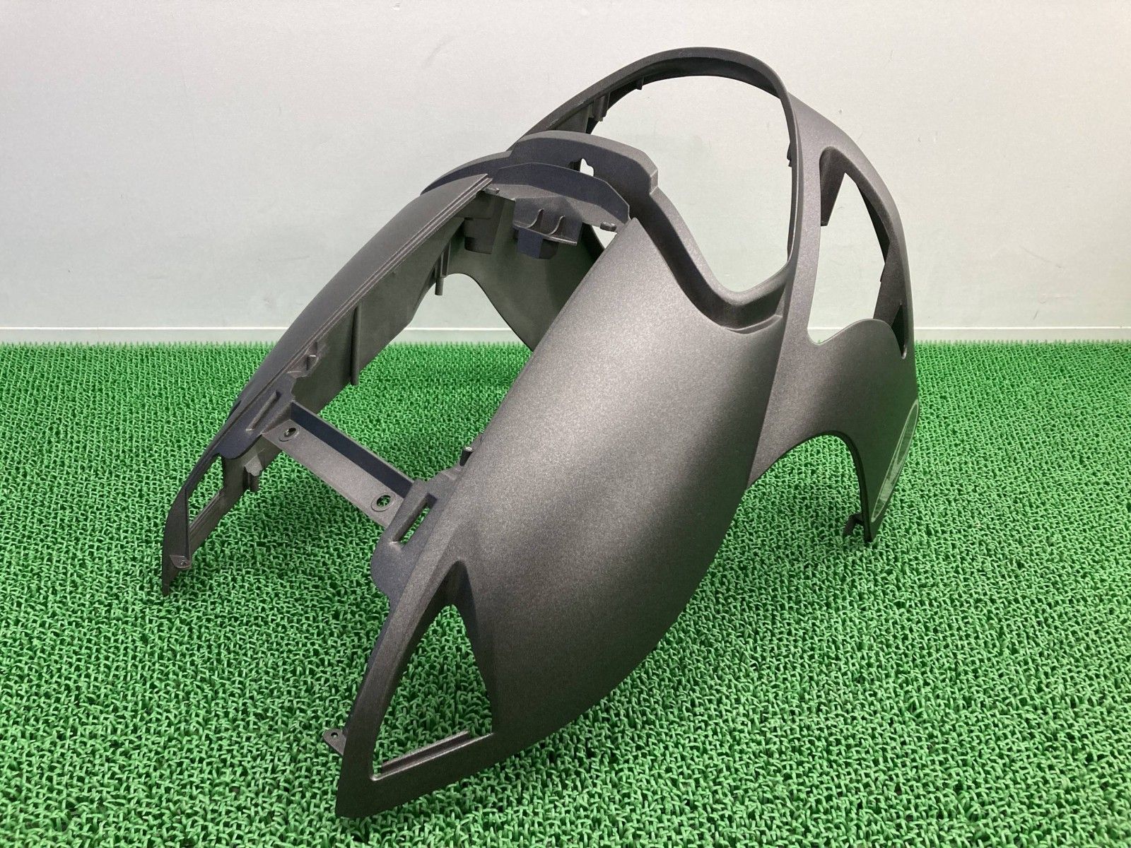 スーパー9 フロントカウル ガンM 64302-KGB5-9000 キムコ 純正 ライトカウル KYMCO ペイント素材に 割れ欠け無し sB