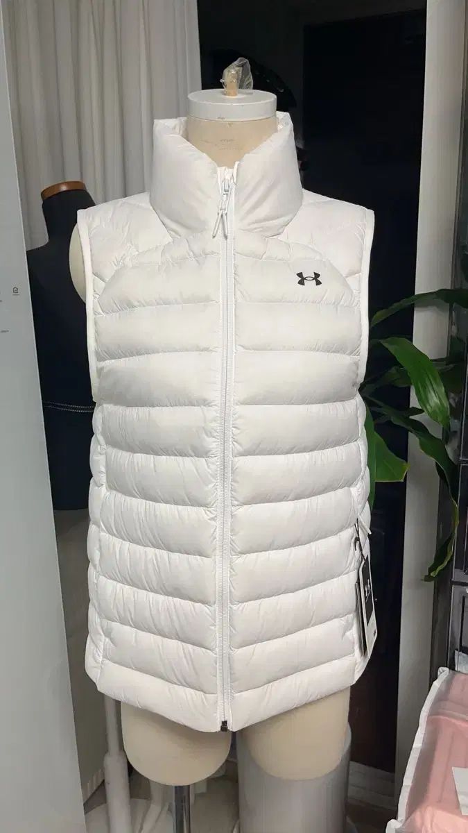 UNDER ARMOUR アンダーアーマー レディース 白 ダウン ベスト